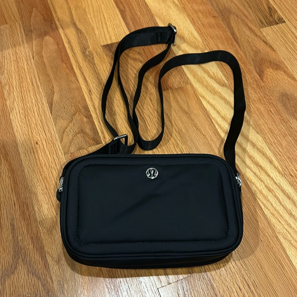 Lululemon black camera bag NWOT